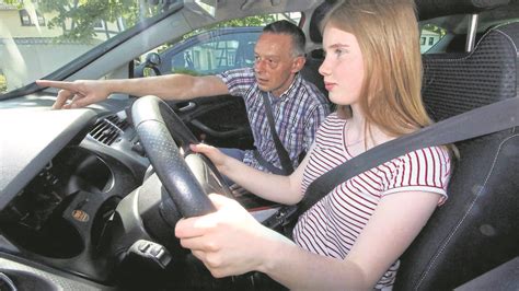 fahrschule xxx|Fahrschülerin fickt den fahrlehrer für führerschein